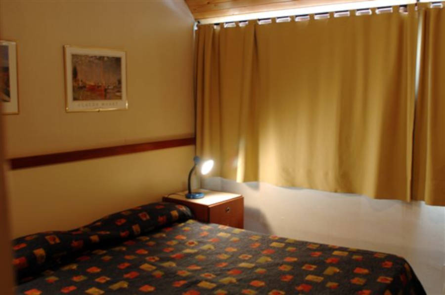 Dormitorio con cama matrimonial Géminis Apart